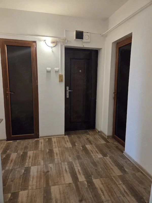 Apartament cu 3 camere de vânzare Zona Centrală — fotografia 3