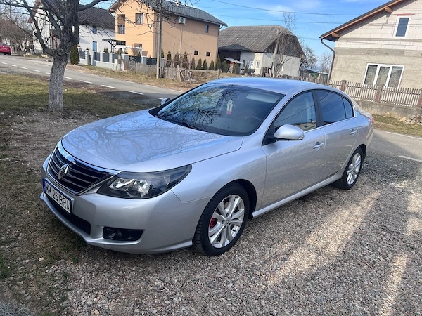 RENAULT Latitude 2011 — imagine 3