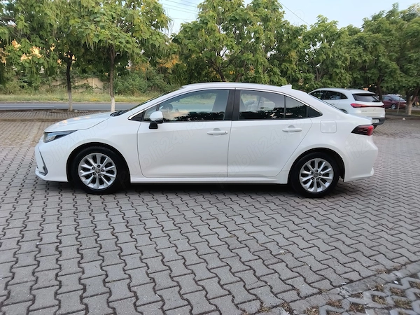 TOYOTA Corolla 2022 — imagine 3