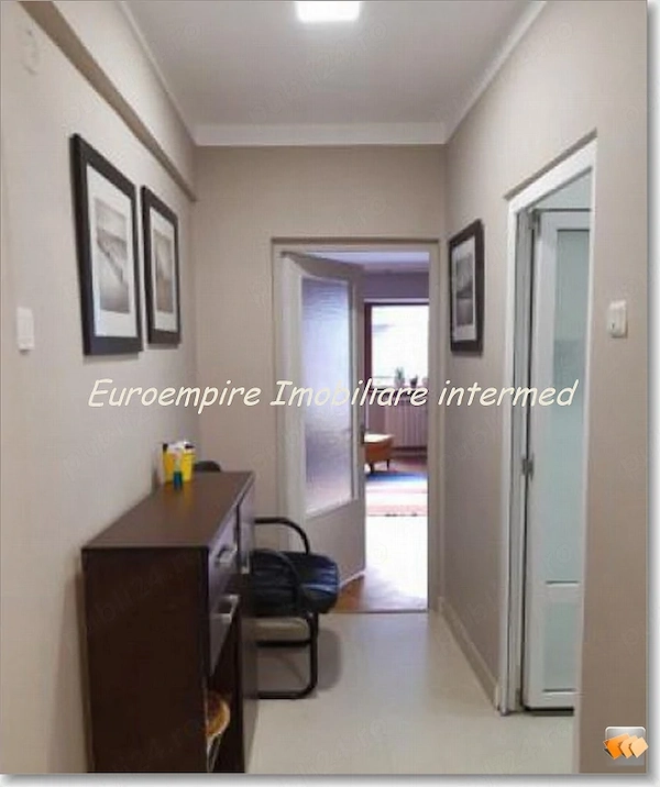 Apartament 3 camere de vanzare zona Centru — fotografia 1