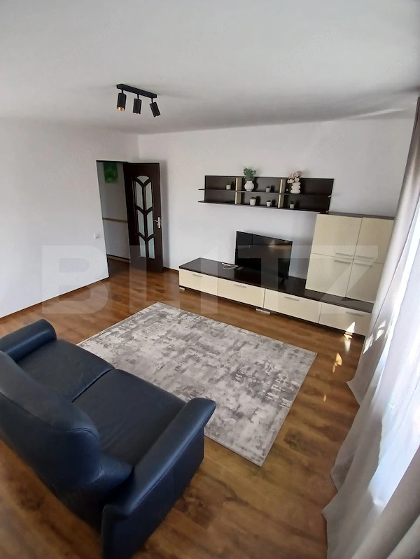 Apartament cu 3 camere 70mp , în zona Centrului Civic — fotografia 1