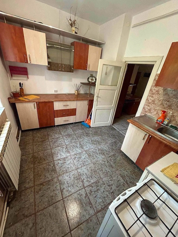 De vanzare apartament cu 2 camere,2 bai, balcon, decomandat, etajul 1 — fotografia 1