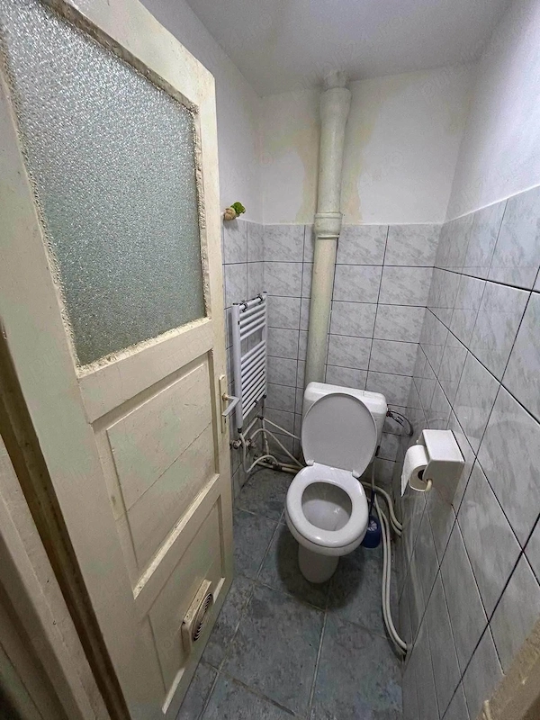De vanzare apartament cu 2 camere,2 bai, balcon, decomandat, etajul 1 — fotografia 3
