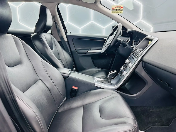 VOLVO XC60 2017 — imagine 18