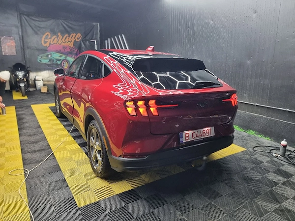 FORD Mustang Mach-E 2021 — imagine 3
