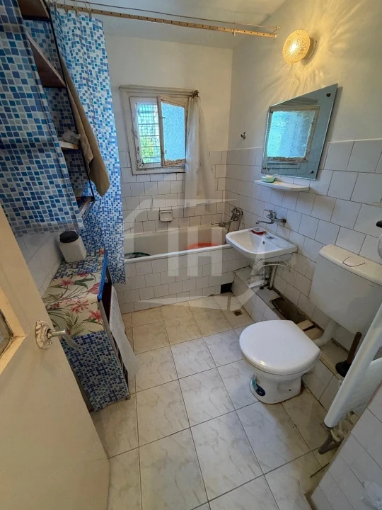 Apartament 2 camere, decomandat, etaj intermediar, zona Titulescu — fotografia 3