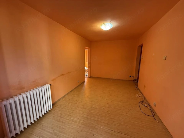 Apartament 3 camere, etaj 2, semidecomandat - Piata Doina — fotografia 3