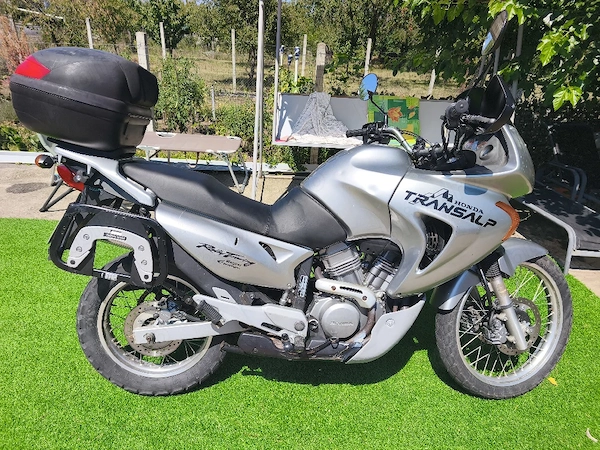 vand motocicleta honda transalp 650 ,an fabricatie 2005