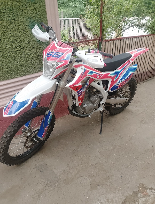 Vând cross 300 CC an 2024