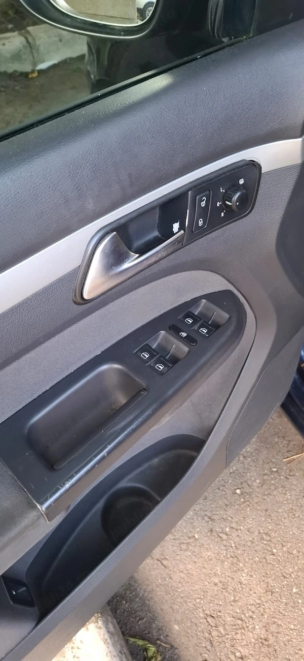VOLKSWAGEN Touran 2011 — imagine 4