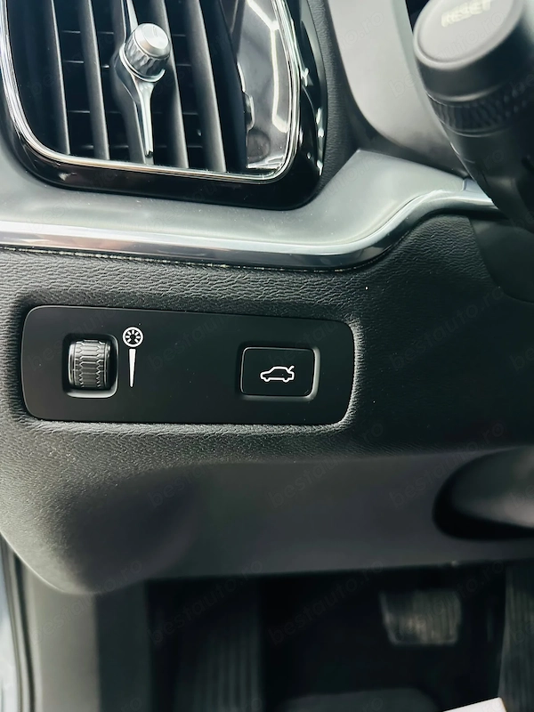 VOLVO XC60 2022 — imagine 11