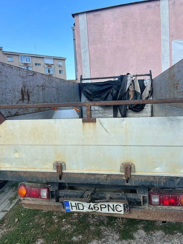 Hyunday H100 basculabil pe trei parti