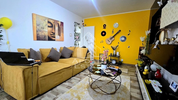 Apartament cu 2 camere de vanzare, decomandat, renovat, Girocului — fotografia 1