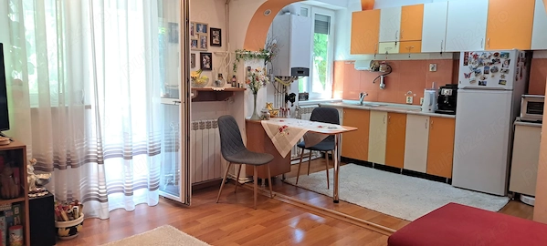 Apartament 2 camere, decomandat, ultracentral, boxă, garaj — fotografia 1