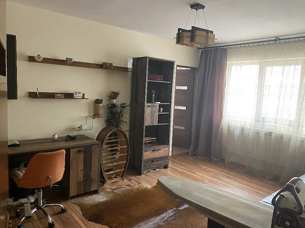 Se închiriază apartament 3 camere, zona PECO, loc de parcare inclus — fotografia 1