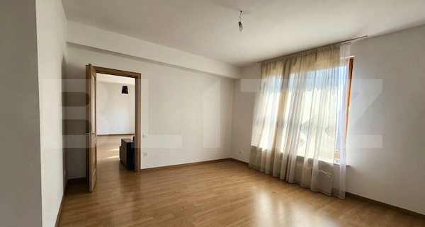 Apartament cu 3 camere, 80 mp, 3.000 mp teren, zona Reghin — fotografia 3
