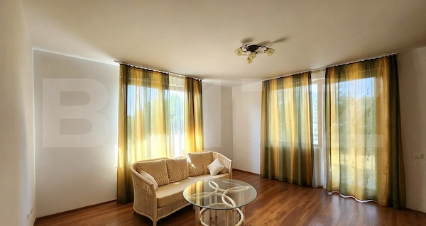 Apartament cu 3 camere, 80 mp, teren 3.000 mp, zona Reghin — fotografia 3