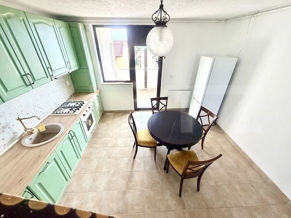 Apartament cu scara interioara 5 camere,4 bai,2 balcoane,zona Cetate — fotografia 1