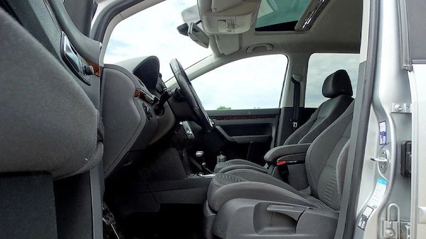 VOLKSWAGEN Touran 2010 — imagine 7