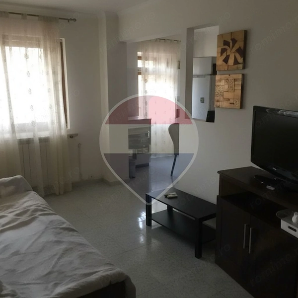 Apartament 3 camere · Decomandat · Lângă UMF · Bd. Independenței · 650 — fotografia 3
