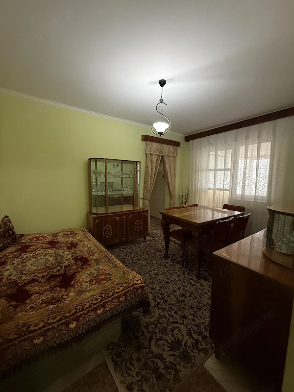Apartament 3 camere Huși - etaj 3, centrala, balcon închis - direct proprietar — fotografia 3