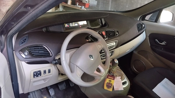 RENAULT Grand Scenic 2011 — imagine 2