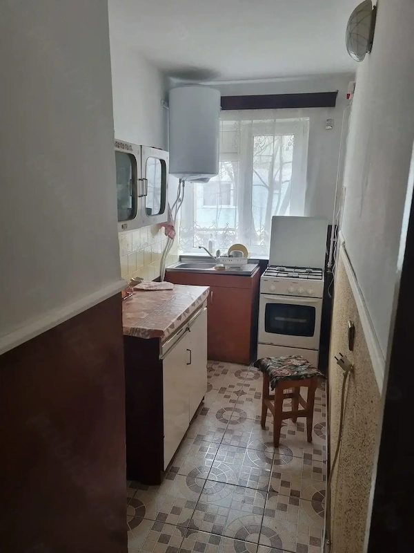 Vând apartament 2 camere semidecomandat 40 mp etaj 2 4 in Dorohoi, cartier Plevna aleea Marului — fotografia 3