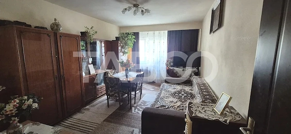 Apartament cu 2 camere de vanzare in Plopilor bloc izolat cu boxa — fotografia 2