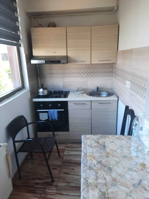 piata gorjului apropiere metrou modern — fotografia 3