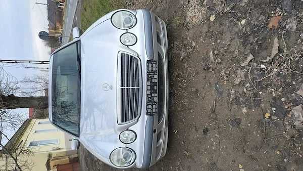 Vând Mercedes -Benz E220