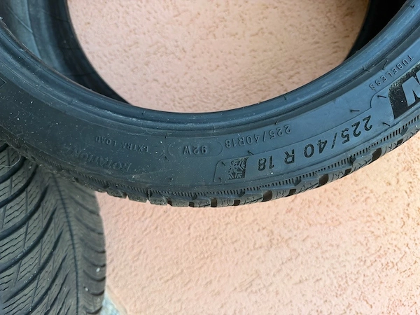vand 2 cauciucuri michelin r18