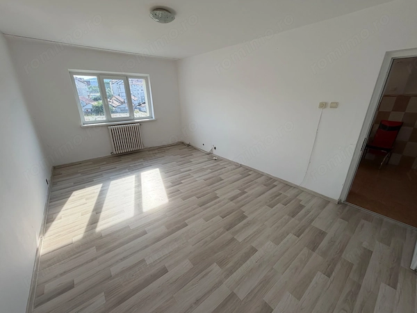 Apartament 2 camere, etaj 2 - zona Industriala — fotografia 1