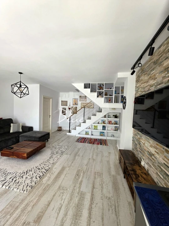 Apartament exclusivist în vilă | Vedere frontală la lac, curte proprie și ponton — fotografia 1