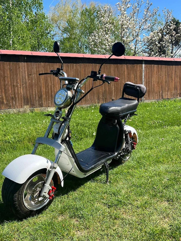 vând scuter electric în stare bună de funcționare 2000w 60v 12ah