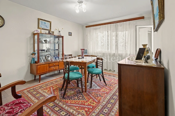 Apartament cu 3 camere de vânzare în Mangalia, strada Portului, etaj 1 — fotografia 1
