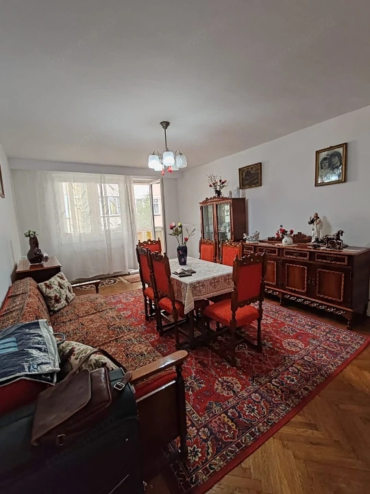 Apartament 3 camere decomandat, et. 2/4, cu garaj sub bloc — fotografia 3