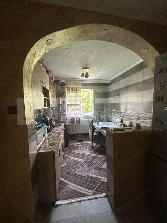 Apartament 2 camere, renovat, mobilat și gata de mutare — fotografia 1