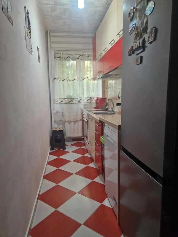 Vând apartament cu 2 camere, parter, negociabil — fotografia 3