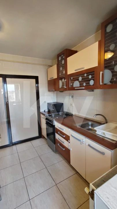 Apartament cu 3 camere de închiriat – Vasile Aaron, mobilat, bloc cu lift — fotografia 1