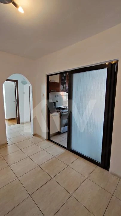 Apartament cu 3 camere de închiriat – Vasile Aaron, mobilat, bloc cu lift — fotografia 3