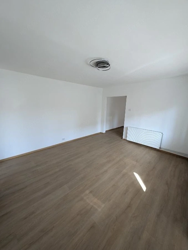 Complet renovat. Spatios. Zona Soarelui - langa scoala. Centrala proprie. Bloc cu acoperis de tigla — fotografia 1