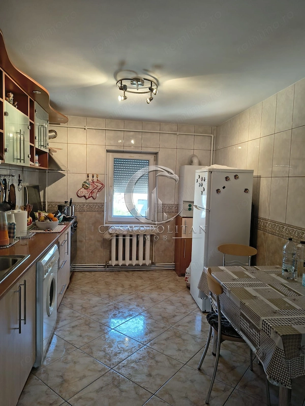 Apartament cu 3 camere Zona centrala Str. Bucegi Liceul de Arte etaj 3 , 2 balc — fotografia 2