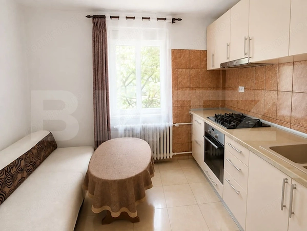 Apartament 2 camere, 52mp, decomandat, zona Nicolina — fotografia 3