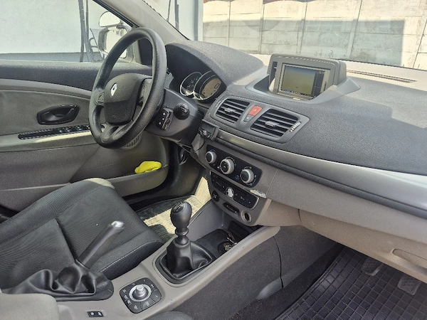 Ocazie! megan 3 ,2011 ! 13.000 LEI . Schimb cu logan diesel berlina plus sau minus diferenta!