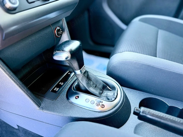 VOLKSWAGEN Touran 2010 — imagine 10