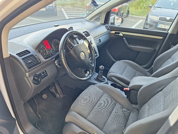 VOLKSWAGEN Touran 2010 — imagine 3