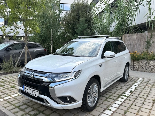 Mitsubishi Outlander PHEV 4x4 | Unic Proprietar | Revizii Reprezentanță | Garanție Baterie 2028