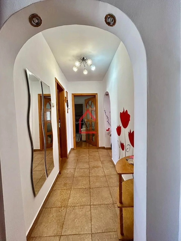 Apartament 4 camere de vânzare | Onești – Zona de Jos | 75 mp | 2 băi — fotografia 2