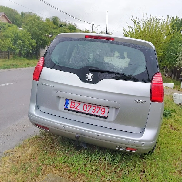 PEUGEOT 5008