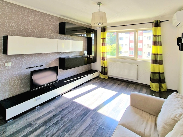 LA CHEIE: Apartament 3 camere, renovat, zona Sagului-Turist — fotografia 1